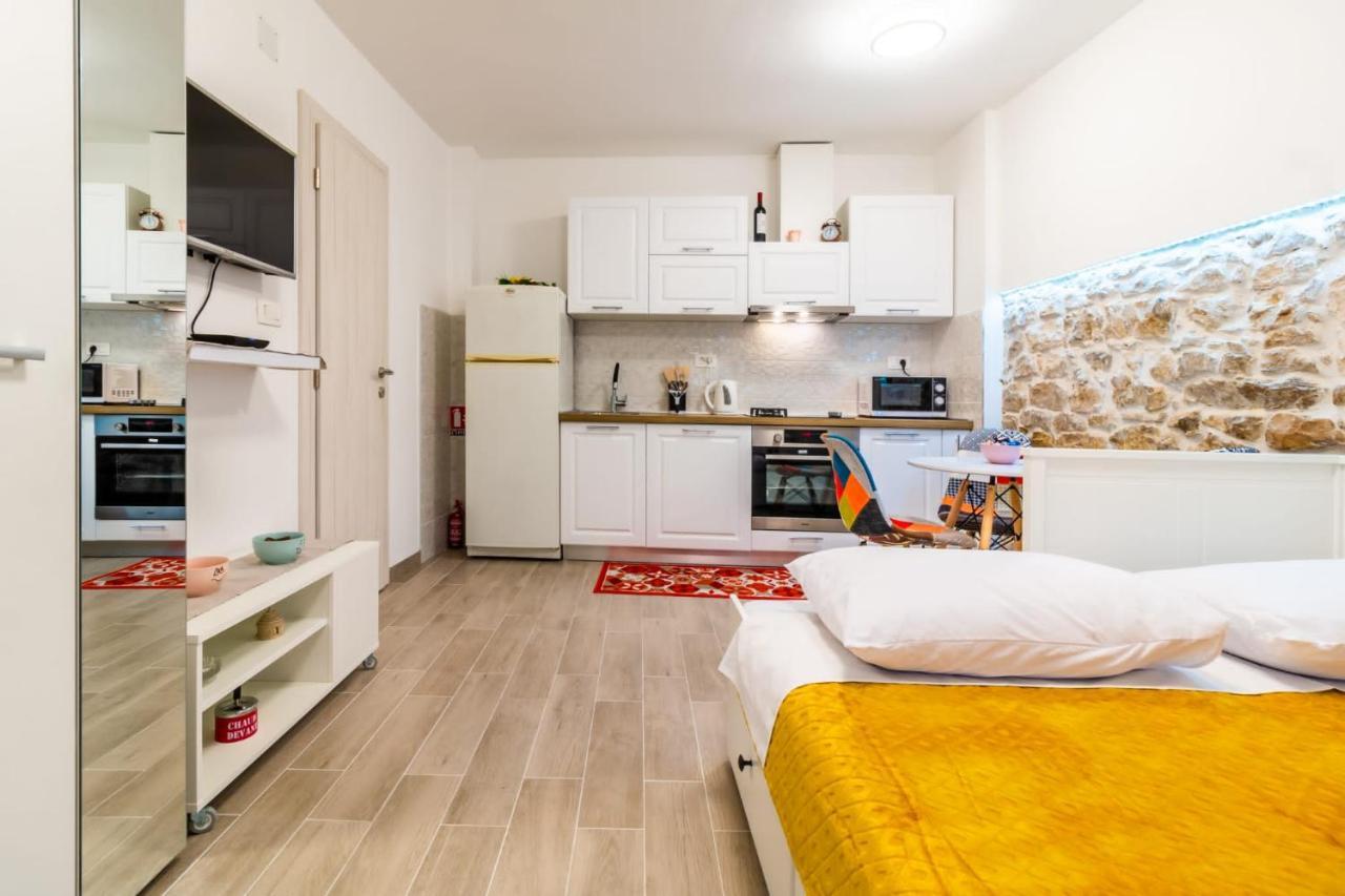 Studio Apartman Mirela Kastel Stafilic Kastela Bagian luar foto
