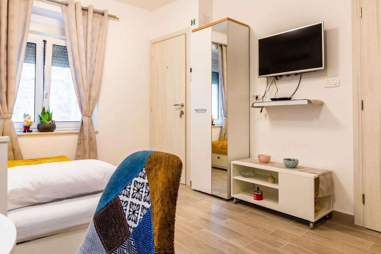 Studio Apartman Mirela Kastel Stafilic Kastela Bagian luar foto