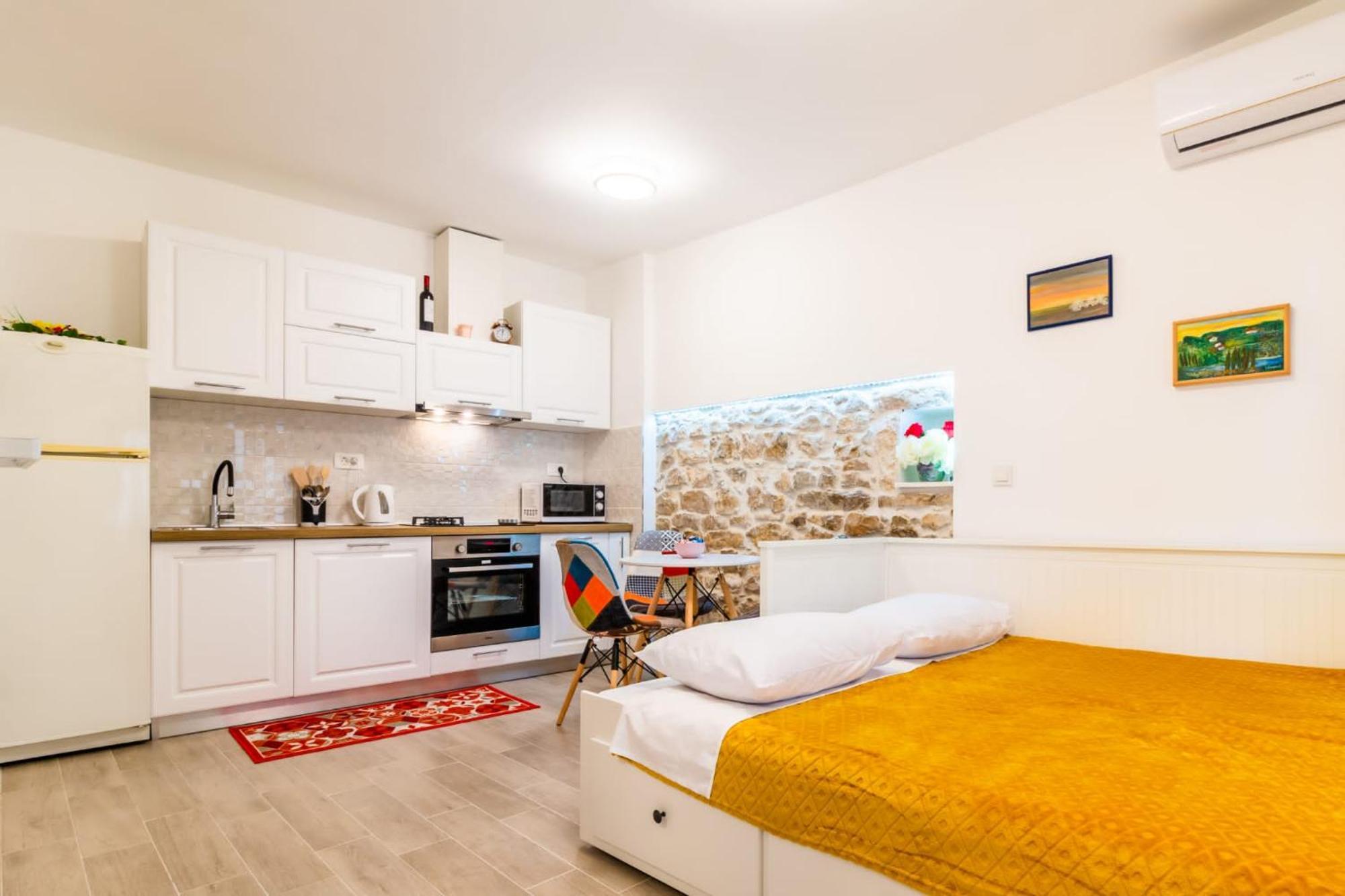 Studio Apartman Mirela Kastel Stafilic Kastela Bagian luar foto